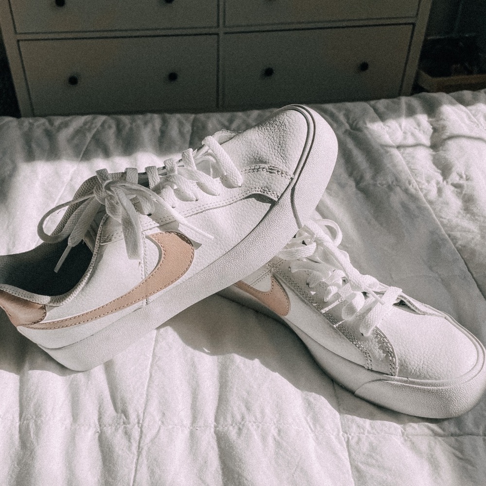 NIKE COURT ROYALE AC SHOES. Size 7.5!